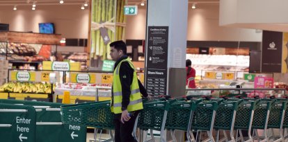Trabajador en un supermercado (Imagen)