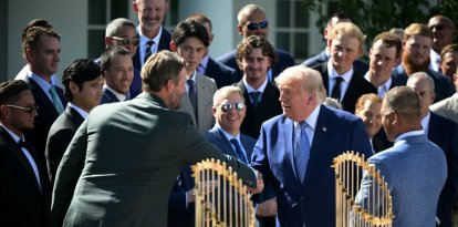 Donald Trump, le da la mano al lanzador retirado de los Dodgers de Los Ángeles, Clayton Kershaw
