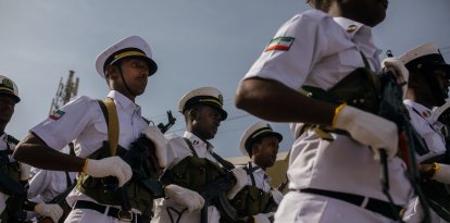 Miembros de la Guardia Costera de Somalilandia desfilan en el 35.º Día de la Independencia