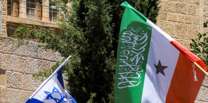 Banderas de Somalilandia ondean junto a banderas israelíes en una calle del oeste de Jerusalén.