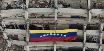 Una bandera venezolana sobre los escombros del terremoto (Archivo)