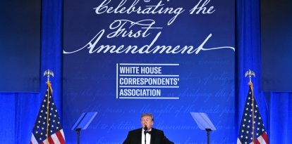 El presidente de Estados Unidos, Donald Trump, habla durante la cena de la Asociación de Corresponsales de la Casa Blanca