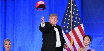 El presidente Trump lanza su gorra "Trump 2028" durante la Cena de la Asociación de Corresponsales de la Casa Blanca 2026