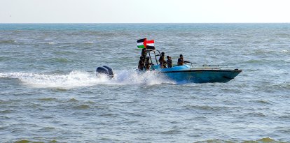 Miembros de la Guardia Costera yemení afiliada al grupo hutí patrullan en el Mar Rojo