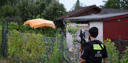 Un agente de policía armado con un arma automática camina por un complejo de huertos urbanos en el barrio de Spandau, al oeste de Berlín, el 26 de julio de 2026, en una zona ajardinada cercana al lugar donde el principal sospechoso del ataque mortal de la noche anterior, ocurrido cerca del desfile del Orgullo de Berlín, fue abatido a tiros. La policía alemana buscó el 26 de julio de 2026 a un sospechoso que se cree que está vinculado a círculos islamistas después de que un coche arrollara a una multitud cerca de las celebraciones del Orgullo Gay de Berlín, matando a una persona e hiriendo a otras 29. El incidente truncó lo que había sido un día de celebración para los cientos de miles de asistentes al Christopher Street Day, uno de los eventos del Orgullo más grandes de Europa, y provocó que los asistentes huyeran de un parque del centro de Berlín mientras las sirenas resonaban en la noche.
*** Translated with www.DeepL.com/Translator (free version) ***