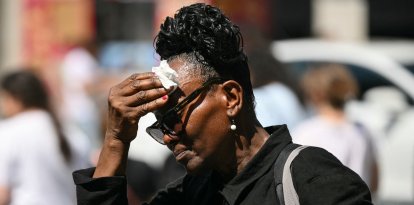 Una mujer se limpia la cara del sudor durante una ola de calor (Archivo)