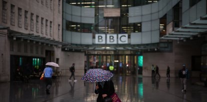 Personas pasando frente al edificio de la BBC en EEUU (Archivo)