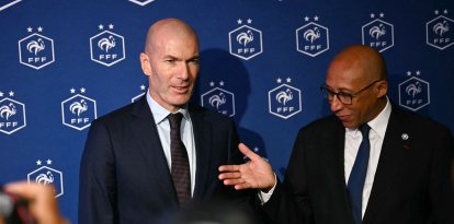 El presidente de la Federación Francesa de Fútbol (FFF), Philippe Diallo (derecha), gesticula junto al exfutbolista internacional francés Zinedine Zidane (izquierda) mientras posan tras una rueda de prensa para presentarlo como nuevo seleccionador de la selección francesa de fútbol en la sede de la Federación Francesa de Fútbol (FFF) en París, el 28 de julio de 2026. El excentrocampista francés, que ganó el Mundial de 1998 y la Eurocopa de 2000 como jugador, ha sido nombrado seleccionador de la selección francesa, sucediendo a Didier Deschamps, según ha anunciado la Federación Francesa de Fútbol (FFF). Zidane toma el relevo de su antiguo compañero de equipo Deschamps, que llevaba al frente del equipo desde 2012; el mandato de Deschamps concluyó con un cuarto puesto en el Mundial de 2026, tras la conquista del título en 2018 y una presencia en la final en 2022.