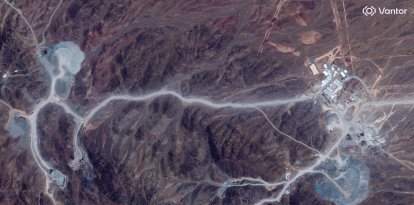 Esta imagen de satélite, facilitada por Vantor, muestra una vista general del complejo de túneles de la montaña Pickaxe, situado junto a la instalación nuclear de Natanz, cerca de Natanz, en la provincia de Isfahán, en el centro de Irán, el 30 de junio de 2026. Los enviados estadounidenses Steve Witkoff y Jared Kushner, asesor y yerno del presidente de EE. UU., Donald Trump, se reunieron con mediadores qataríes el 30 de junio de 2026 en Doha para debatir las negociaciones con Irán, según informó el Estado del Golfo, después de que Teherán y Washington acordaran este mes un memorando de entendimiento para poner fin a la guerra en Oriente Medio.
