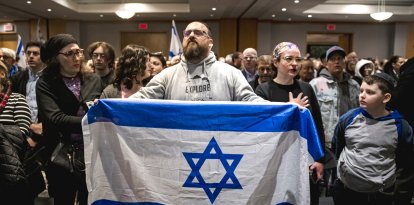 Miembros de la comunidad judía de Montreal se reúnen en una vigilia en el Gelber Conference Centre