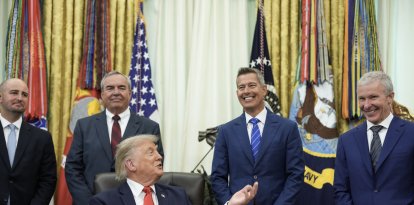 Donald Trump junto al secretario de Transporte, Sean Duffy/ Ken Cedeno