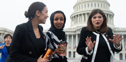 Alexandria Ocasio-Cortez (I), Ilhan Omar (C) y la representante de EEUU Haley Stevens