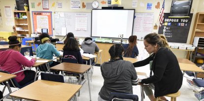 Una profesora comparte con sus estudiantes en un aula (Archivo)