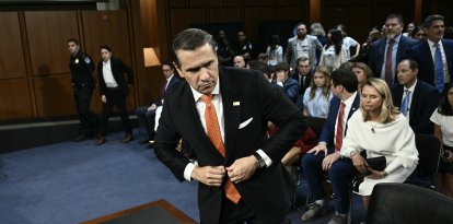 El fiscal general interino de Estados Unidos, Todd Blanche, se retira tras una audiencia del Comité Judicial del Senado sobre su nominación para el cargo de fiscal general, el 15 de julio de 2026.