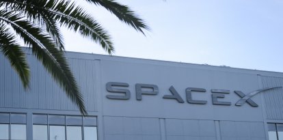 (ARCHIVO) El logotipo de SpaceX se ve en el exterior de unas instalaciones de Space Exploration Technologies Corp. en Hawthorne, California, el 8 de junio de 2026. SpaceX anunció el 4 de agosto de 2026 que sus ingresos se dispararon un 92 % en el segundo trimestre, superando las expectativas de los analistas en unos 1.000 millones de dólares en su primer informe de resultados desde que salió a bolsa en junio.