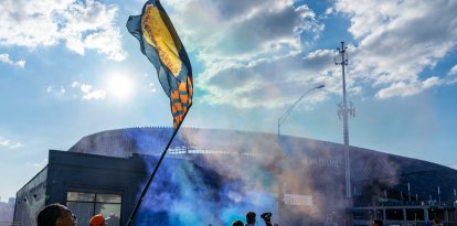 Los aficionados del FC Cincinnati se reúnen durante una concentración y una marcha previas al partido de la Leagues Cup entre el FC Cincinnati y el C.F. Pachuca, que se disputará en el TQL Stadium de Cincinnati (Ohio) el 4 de agosto de 2026. (Foto de Jason Whitman/NurPhoto) (Foto de Jason Whitman / NurPhoto vía AFP)
