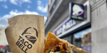 En una sucursal de Taco Bell se puede ver el logotipo de la cadena y un burrito
