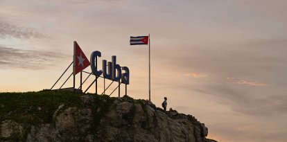 Una persona contemplando el atardecer en La Habana durante los cortes eléctricos del 4 de agosto de 2026.