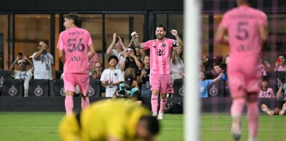 El delantero argentino del Inter Miami, Lionel Messi (n.º 10), celebra el gol del defensa brasileño del Inter Miami, Micael (n.º 16), tras una asistencia suya, durante el partido de fútbol de la fase de grupos de la Leagues Cup 2026 entre el Inter Miami CF y el Atlético de San Luis, disputado en el NU Stadium de Miami, Florida, el 5 de agosto de 2026.