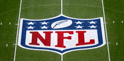 10 de noviembre de 2024, Baviera, Múnich: Fútbol americano, NFL, Carolina Panthers - New York Giants, jornada 10 de la fase regular en el Allianz Arena: El logotipo de la NFL se puede ver antes del partido en el Allianz Arena.