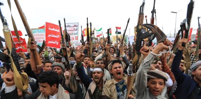 Partidarios yemeníes armados del movimiento hutí, respaldado por Irán, esgrimen sus armas durante una protesta contra lo que, según el grupo, son restricciones impuestas por la coalición liderada por Arabia Saudí en las zonas de Yemen controladas por los hutíes, en Saná, el 17 de julio de 2026. Los hutíes de Yemen advirtieron el 16 de julio que atacarán las instalaciones petroleras y otras infraestructuras de Arabia Saudí si se recrudece el conflicto entre ambas partes, días después de que fuera bombardeado el aeropuerto de Saná, la capital controlada por los rebeldes.