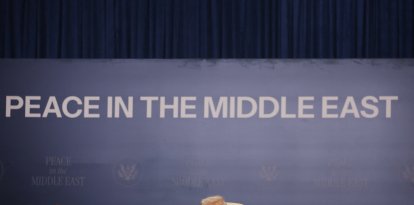 US President Donald Trump (C) delivers a speech during the Gaza Peace Summit in Sharm El-Sheikh