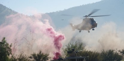 Soldados de las Fuerzas Especiales del Ejército de los Estados Unidos, junto con soldados chilenos, colombianos y españoles, muestran tácticas urbanas a la ministra de Defensa de Chile, la Sra. Adriana Delpiano Puelma, en Colina (Chile), en el marco del ejercicio «Southern Star 2025», el 5 de junio de 2025. «Southern Star ‘25» es un ejercicio multinacional de operaciones especiales que se celebra en todo Chile del 26 de mayo al 8 de junio. El ejercicio reúne a fuerzas de seis naciones y diez países observadores, con un total de más de 2.700 participantes, con el fin de mejorar la interoperabilidad y reforzar las alianzas globales en materia de operaciones especiales a través de un entrenamiento conjunto que se extiende desde Antofagasta hasta Punta Arenas. (Fotografía del Ejército de los EE. UU. realizada por el sargento Elijah Florence)