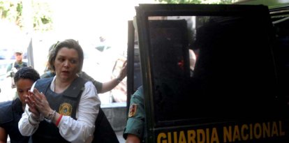 La jueza María Lourdes Afiuni llega bajo custodia a la clínica forense de Caracas el 16 de julio de 2010.