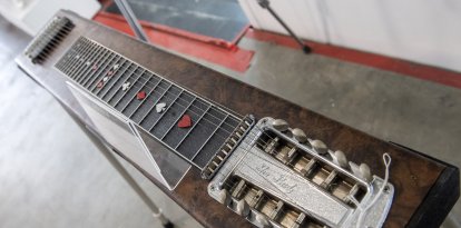 En la exposición previa de la subasta «Objetos de los archivos de la familia Gretsch», organizada por Julien's Auctions en Beverly Hills (California), el 22 de marzo de 2021, se puede ver una guitarra de regazo Sho-Bud Pedal Steel. La subasta tendrá lugar los próximos días 26 y 27 de marzo de 2021.