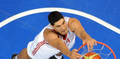 El turco Enes Kanter anota durante el partido de la segunda jornada de la fase de clasificación del grupo E entre Turquía y Francia, disputado en el EuroBasket 2011 en Vilna el 7 de septiembre de 2011. FOTO DE AFP/JOE KLAMAR