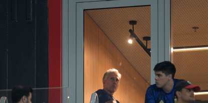 El padre de Lionel Messi, el delantero argentino con el dorsal número 10, Jorge Messi (izquierda), espera en la tribuna antes del inicio del partido de fútbol del Grupo C del Mundial de Catar 2022 entre Polonia y Argentina, que se disputa en el Estadio 974 de Doha el 30 de noviembre de 2022.