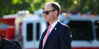 El secretario de personal de la Casa Blanca, Will Scharf, camina para abordar el Marine One