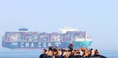Unos migrantes a bordo de una embarcación intentan cruzar el Canal de la Mancha