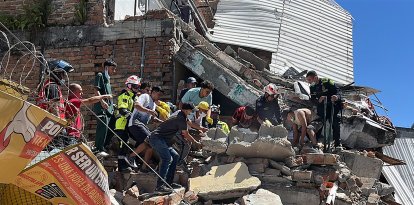 Rescatistas buscan supervivientes en un edificio derrumbado tras el terremoto en Pereira, Colombia