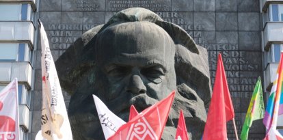 Participantes en un acto organizado por la Confederación Sindical Alemana (DGB) se reúnen en el Monumento a Karl Marx