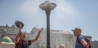 Personas se refrescan en medio de una ciudad por las altas temperaturas (Archivo)