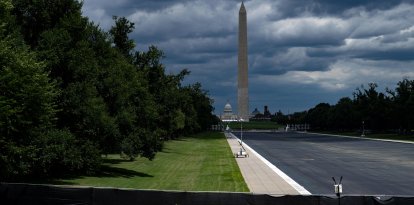 El estanque reflectante del Monumento a Lincoln, vacío y cercado, y sus senderos circundantes se ven en el National Mall de Washington DC, el 30 de julio de 2026.