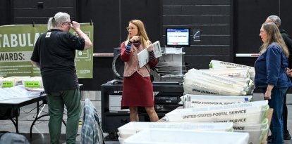 Los funcionarios electorales de Milwaukee procesan y cuentan las papeletas de voto en Milwaukee, Wisconsin