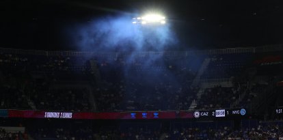 El portero del NYCFC, Matthew Freese, con el dorsal 49, se encuentra en el terreno de juego mientras una nube de humo azul flota sobre él durante el partido de fútbol de la Copa de la Liga contra el Cruz Azul, disputado en el Sports Illustrated Stadium de Harrison, Nueva Jersey, el 9 de agosto de 2026.