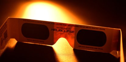 Unas gafas especiales para ver el eclipse solar (Archivo)