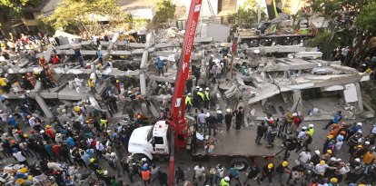 Rescatistas y voluntarios tratan de encontrar sobrevivientes al terremoto