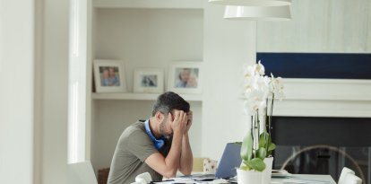 Imagen de un hombre sentado y aparentemente agotado