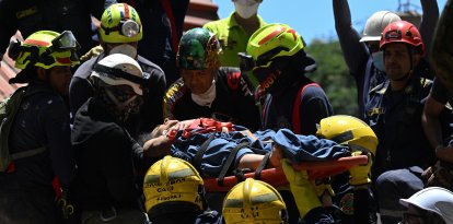 Los equipos de rescate sacan a una persona de entre los escombros en Cali