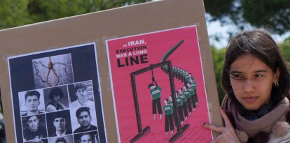 Una persona sostiene una pancarta contra las ejecuciones en Irán - Imagen de Archivo -