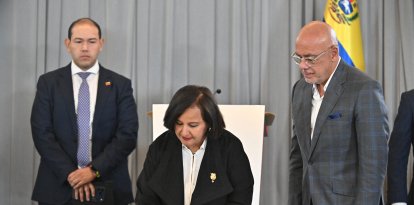 Dinorah Figuera y Jorge Rodríguez en el momento de la firma de los acuerdos alcanzados este 12 de agosto.