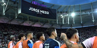 Los jugadores del Inter Miami guardan un minuto de silencio en homenaje a Jorge Messi, padre y agente de la estrella del fútbol argentino Lionel Messi, antes del partido de la fase de grupos de la Leagues Cup 2026 entre el Inter Miami CF y el Monterrey, disputado en el Nu Stadium de Miami, Florida, el 8 de agosto de 2026. Jorge Messi, padre y agente de Lionel Messi, ha fallecido a los 68 años en Rosario (Argentina), según anunció el 8 de agosto el Newell's Old Boys, el club de la infancia del ocho veces ganador del Balón de Oro.