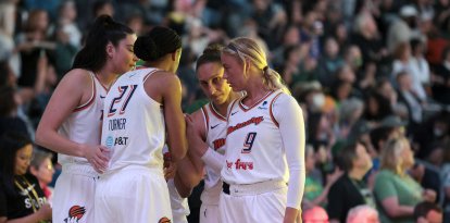 (De izquierda a derecha) Las jugadoras del Phoenix Mercury, Megan Gustafson, Brianna Turner, Diana Taurasi y Sophie Cunningham, se reúnen en un corrillo antes del inicio del partido de pretemporada de la WNBA entre el Phoenix Mercury y el Seattle Storm, celebrado en el Climate Pledge Arena de Seattle, Washington, el 8 de mayo de 2023.
