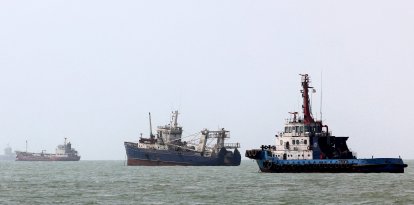 buques transitan por el estrecho de Ormuz/ Atta Kenare