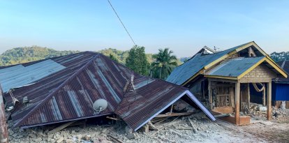 Se observan casas dañadas tras un terremoto de magnitud 7.7 en Ruteng, Manggarai, Nusa Tenggara Oriental, el 15 de agosto de 2026.