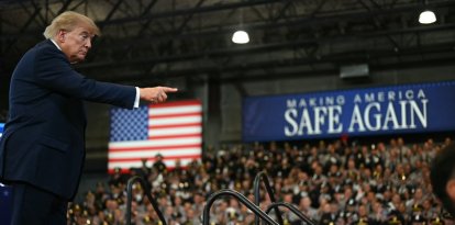 Donald Trump señala a la multitud al retirarse tras pronunciar un discurso en el Centro de Entrenamiento e Inteligencia de la Academia de Policía del Condado de Nassau
